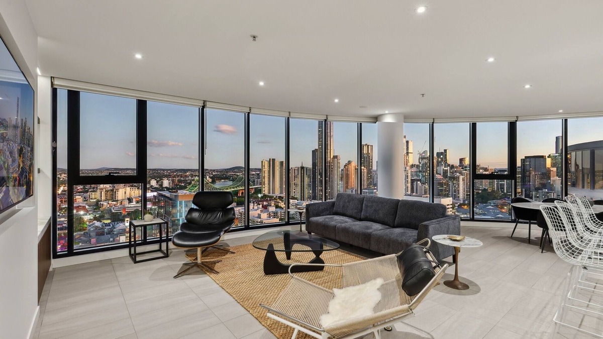 Fortitude Valley Apartment | Fortitude Valley 3-Bed, Top Floor + Bridge View