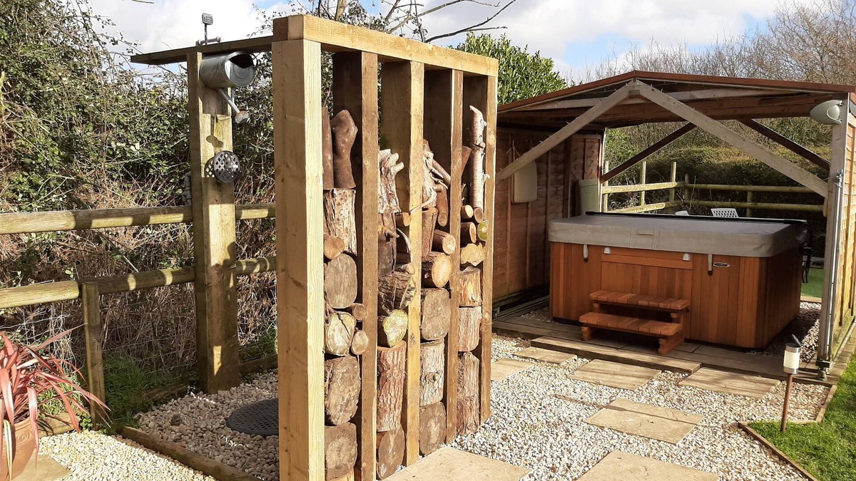 Bromham Cabin | Found at the foot of Roundway Hill with it's own secluded garden. Pet friendly.