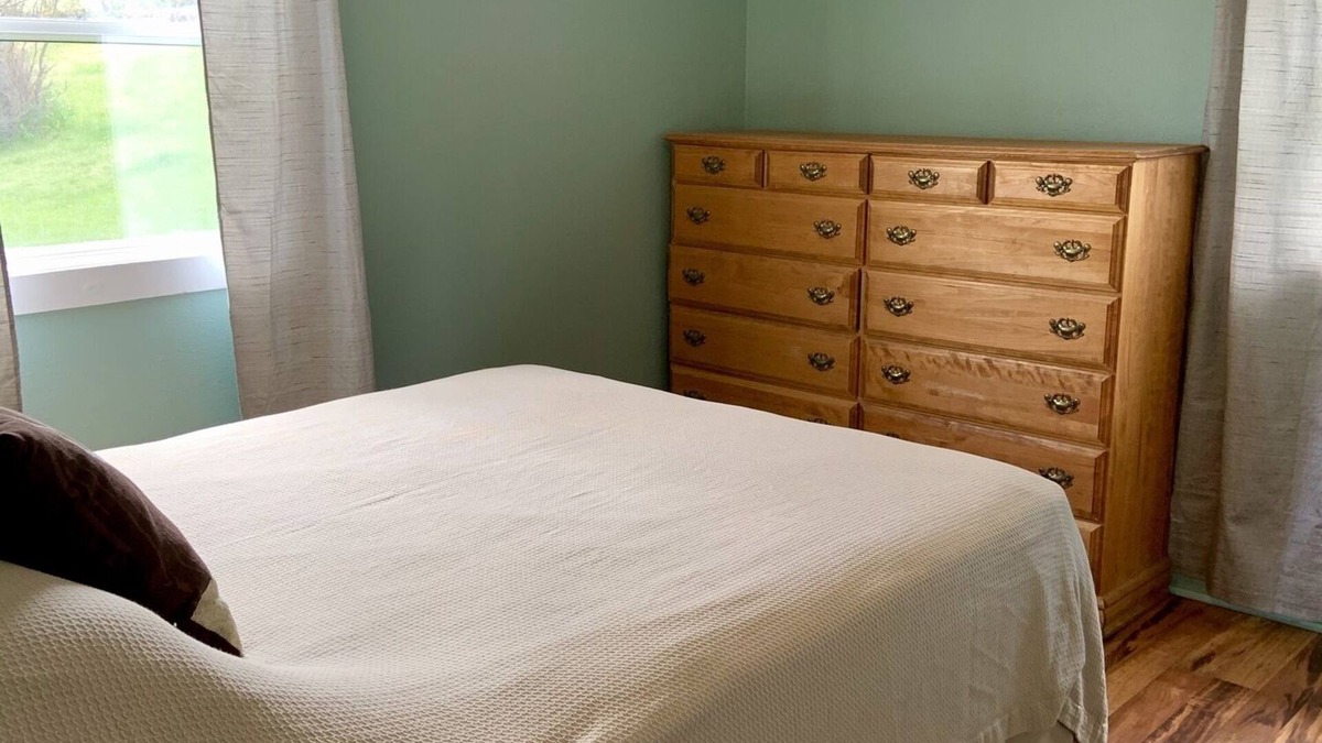 Hot Springs Cabin | Four bedroom cabin, private lake, pet friendly