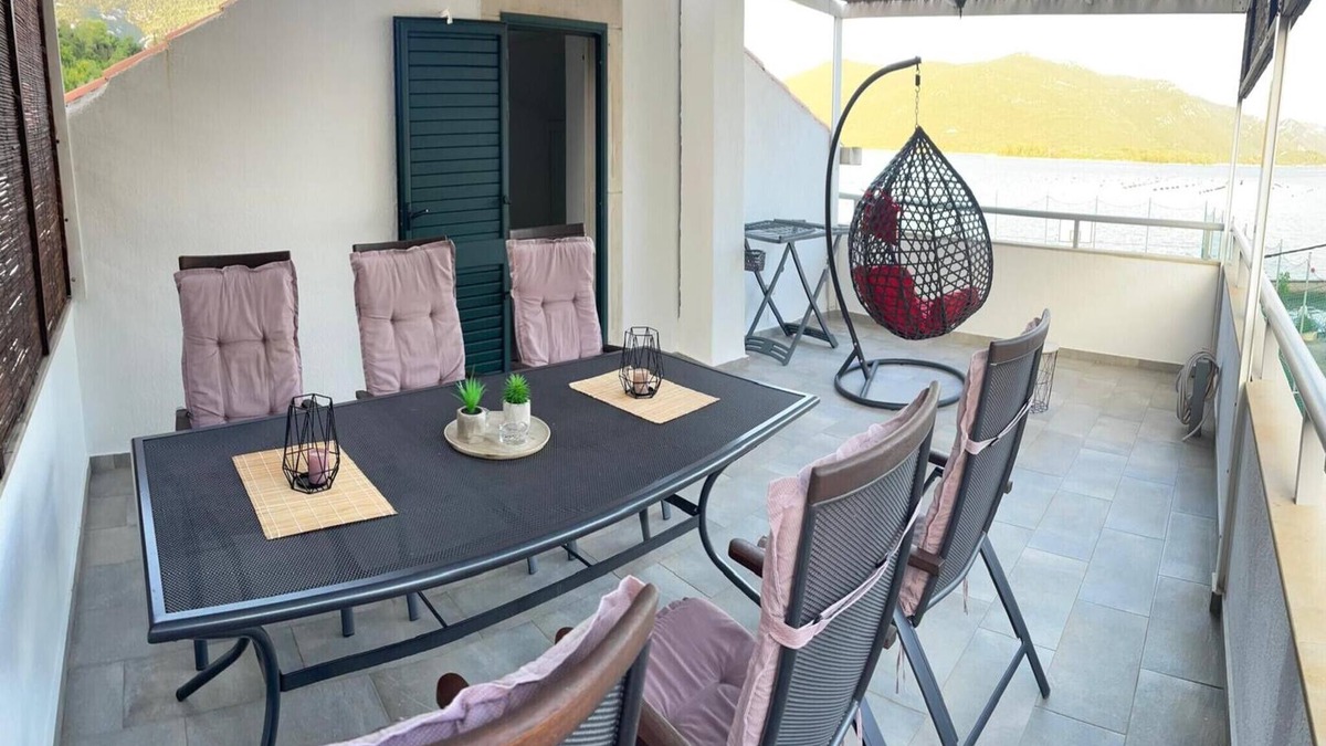 Hodilje House | Four Bedroom Holiday Home with Sea View