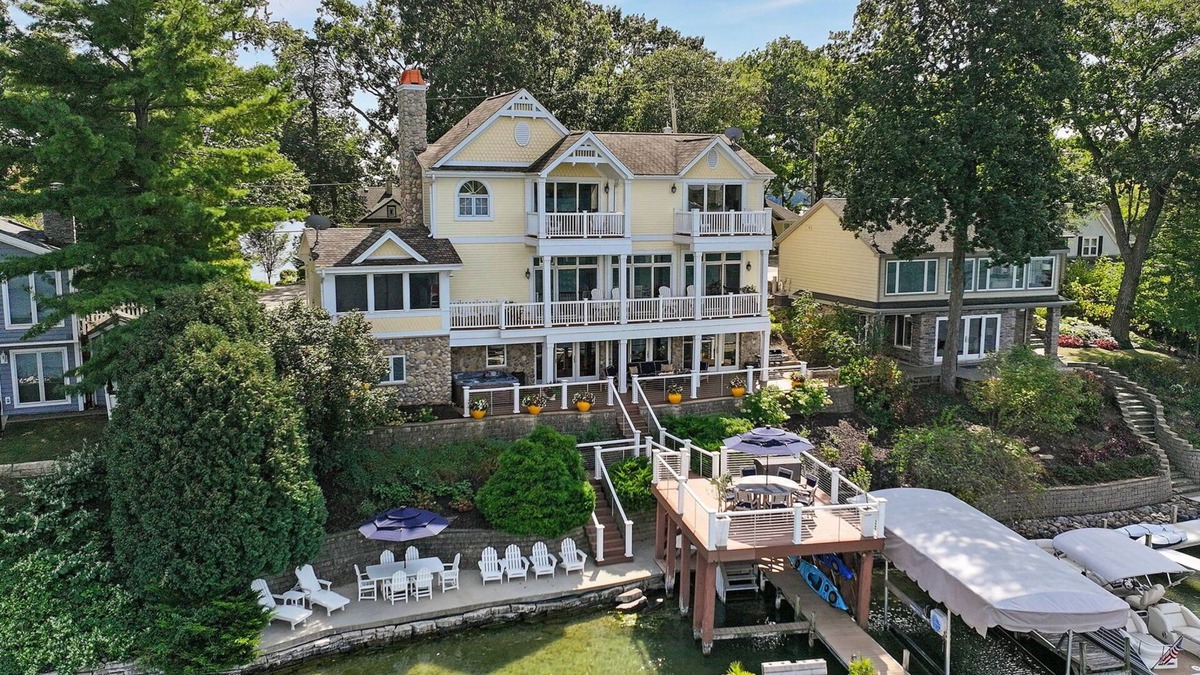 Lauderdale Lakes House | Four Gables on Green Lake |Luxury Lakefront Home|Water Views|Hot Tub|Pier