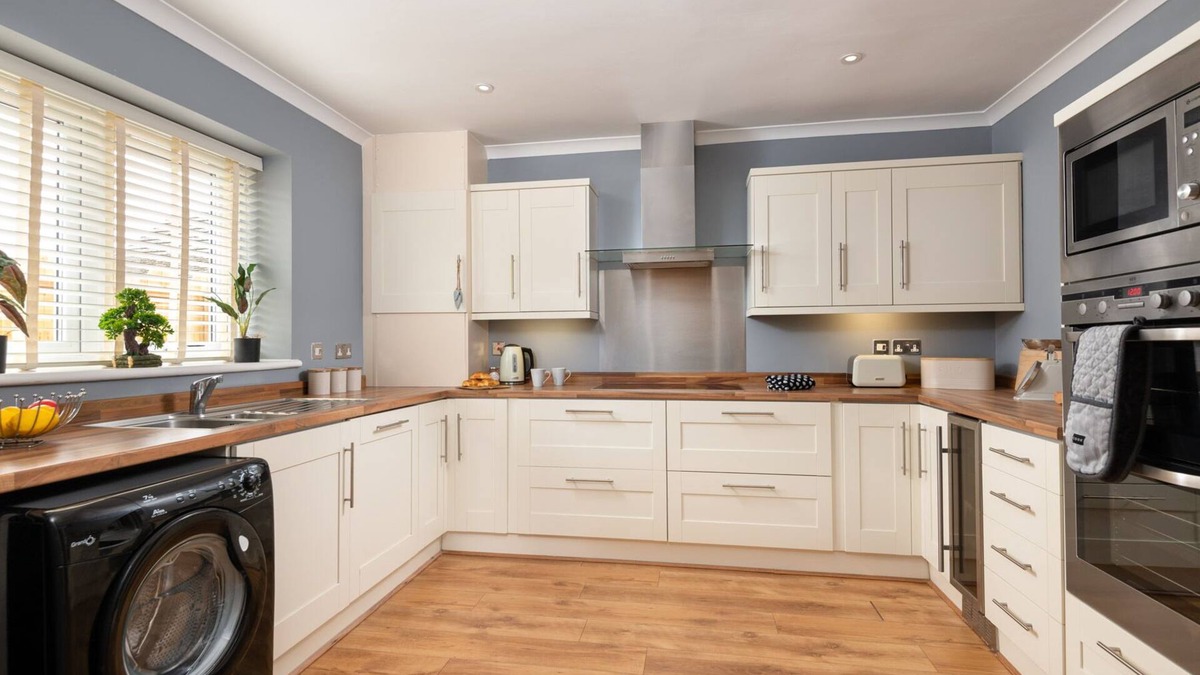 Carlisle Cottage | Four Oaks Cottage, Private Children’s Park, Large Garden & Hot Tub