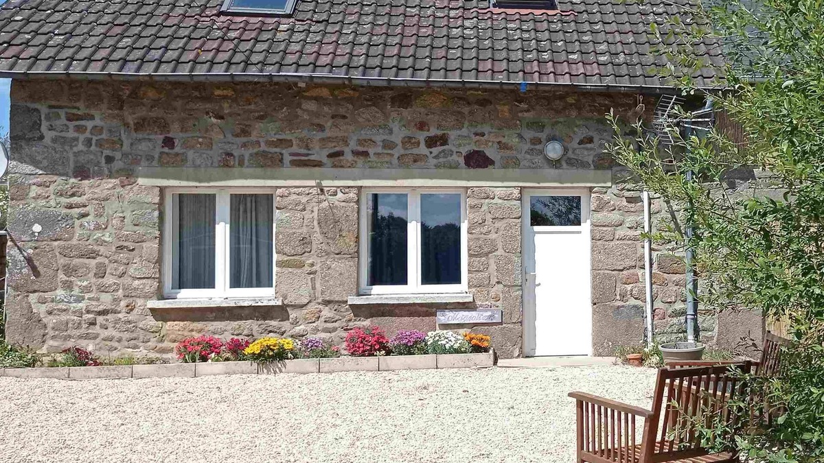 Mantilly Cottage | Four person cottage with heated/covered pool & private jacuzzi, 3 star rated