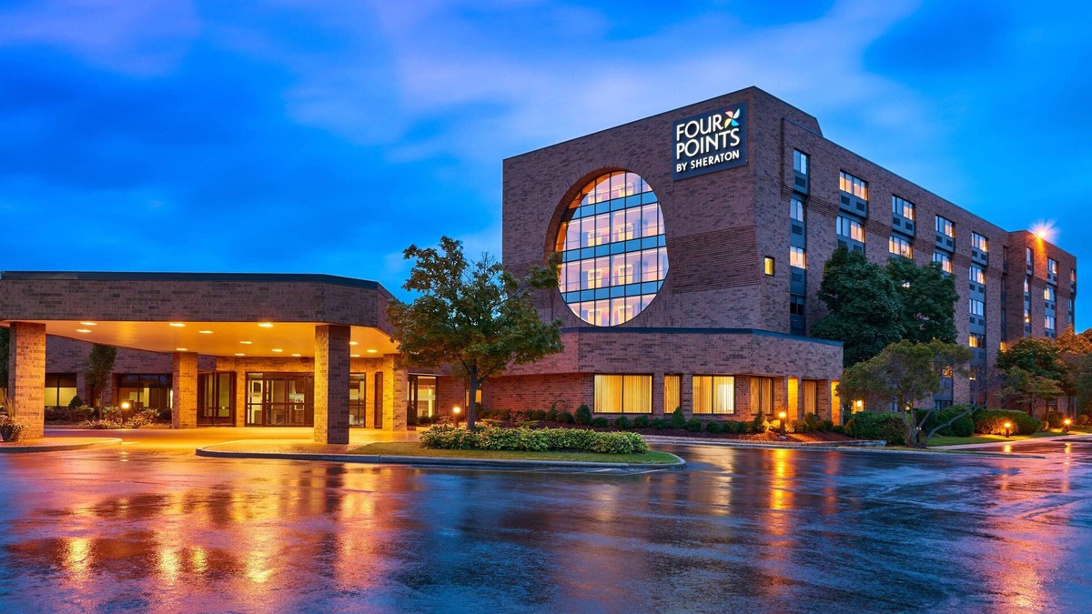 Brown Deer Hotel | Four Points by Sheraton Milwaukee North Shore