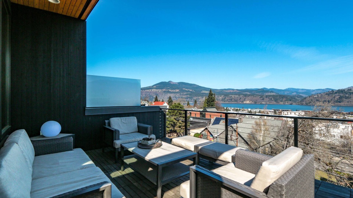 Hood River Condo | FOUR - River View, Hot Tub, Luxurious Downtown Loft!