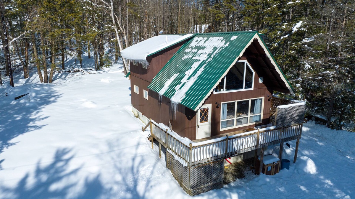 Montgomery Center Ski Chalet | Four-Season Chalet, Hiking, Skiing, 5 Minutes to Jay Peak, Vermont!