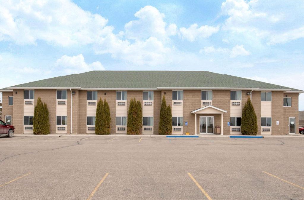 Bottineau Hotel | Four Seasons Inn