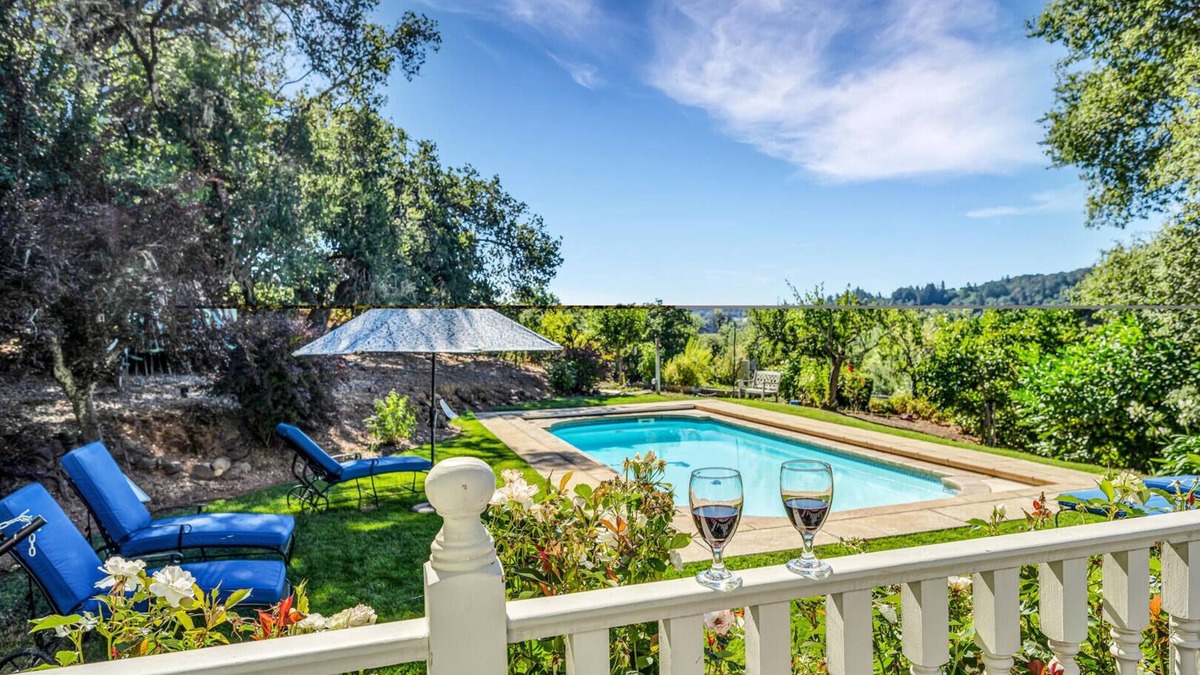 Healdsburg House | Four Sisters Escape sleeps 10, Healdsburg pool