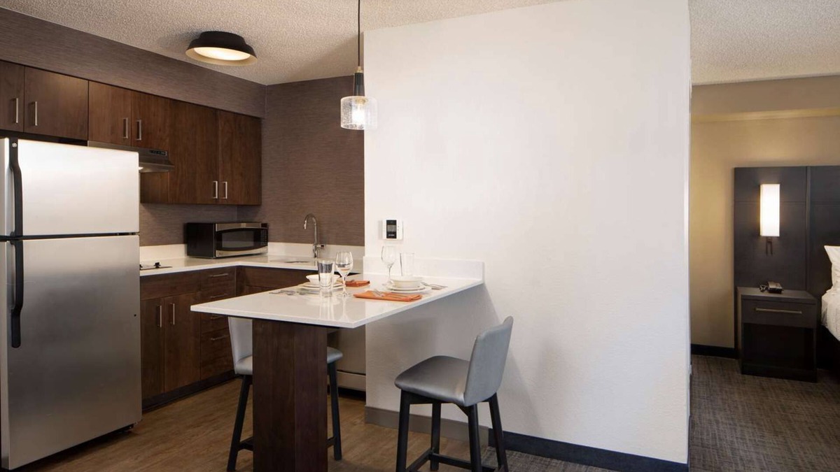 Raisin Hotel | Four Welcoming Studio in Fresno with Delightful Breakfast | Free Parking
