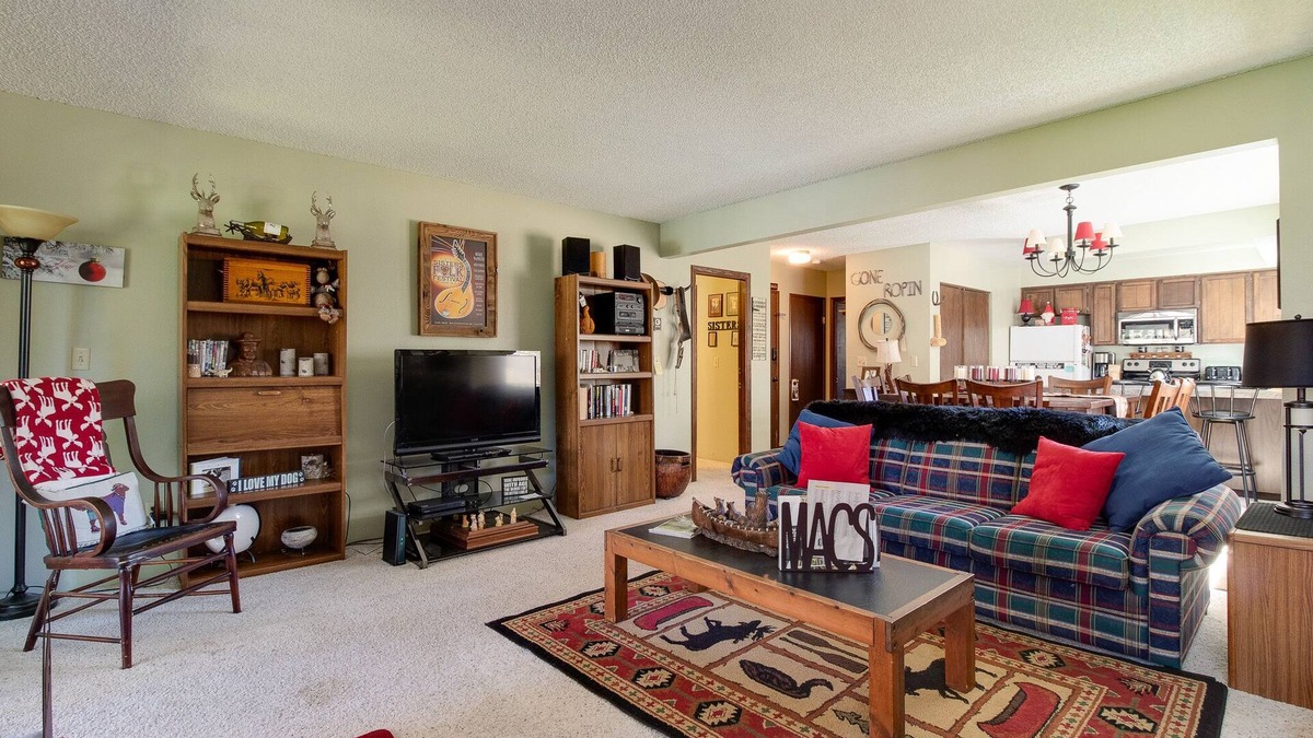 Sisters Condo | Fourth Sisters Hideaway Condo 2 bdrm 2 bath fireplace, clubhouse, pool & spa