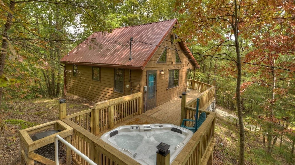 Ridgeline Vistas Cabin | Fox Den Cabin with Invigorating Hot Tub!