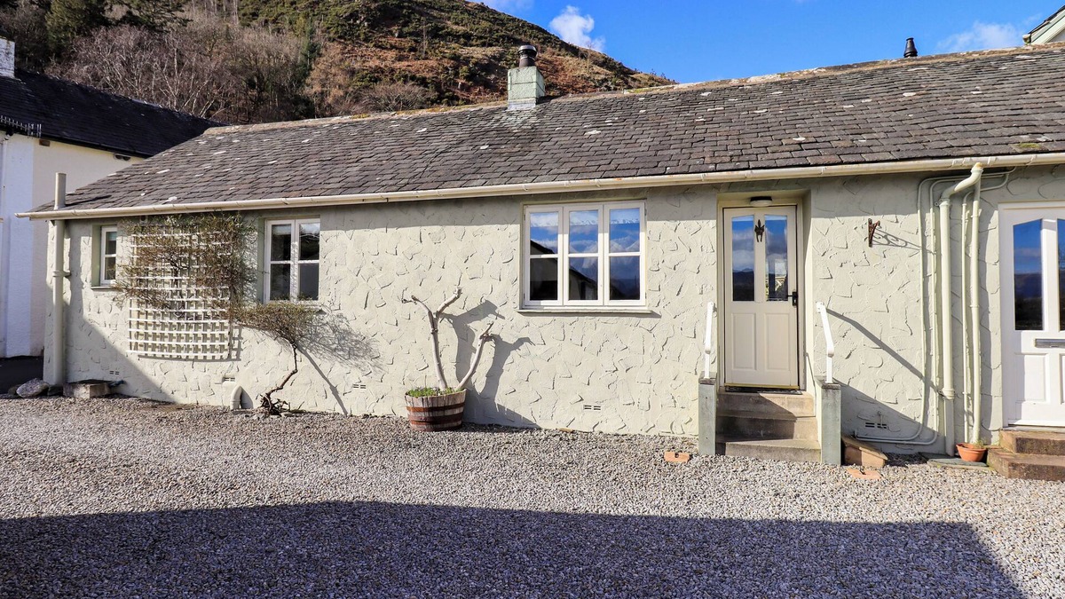 Thornthwaite Cottage | FOX HOWE, pet friendly, with open fire in Thornthwaite