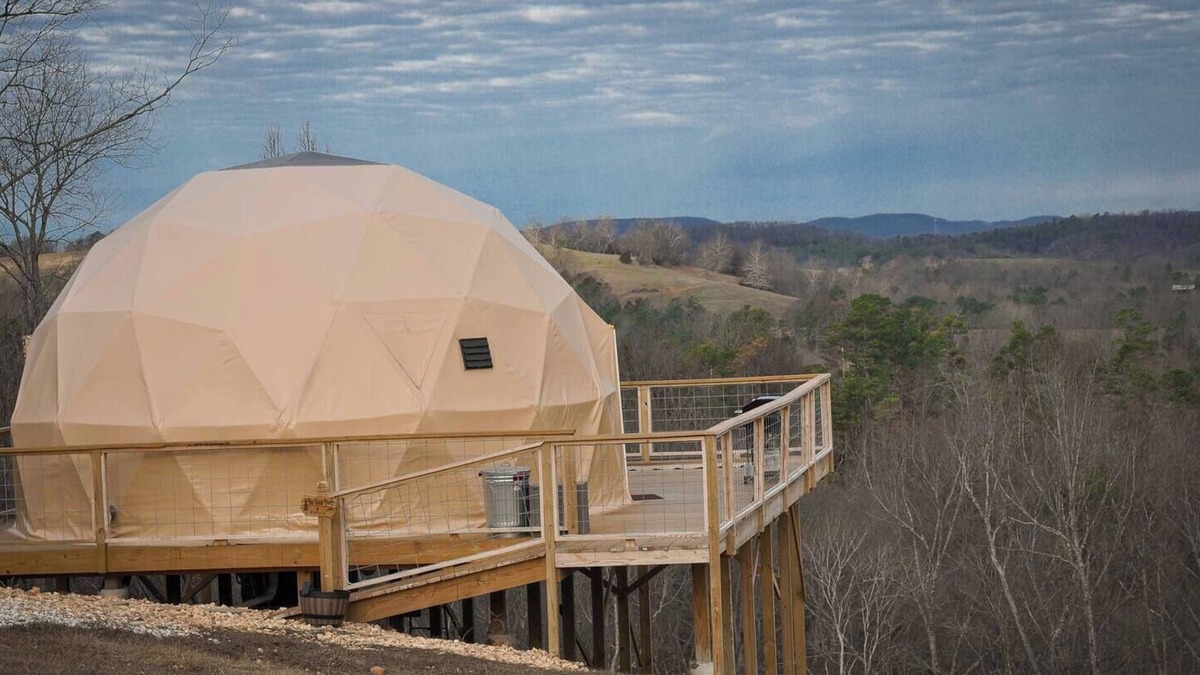 Eureka Springs Apartment | Fox Wood Dome with Indoor Jacuzzi , built-in hammock and Mountain Views only 15 minutes from downtown Eureka Springs and 8 minutes from Beaver Lake.