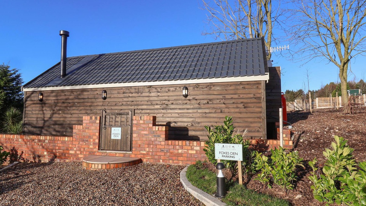 Scarborough Cottage | FOXES DEN, with hot tub in Seamer, North Yorkshire