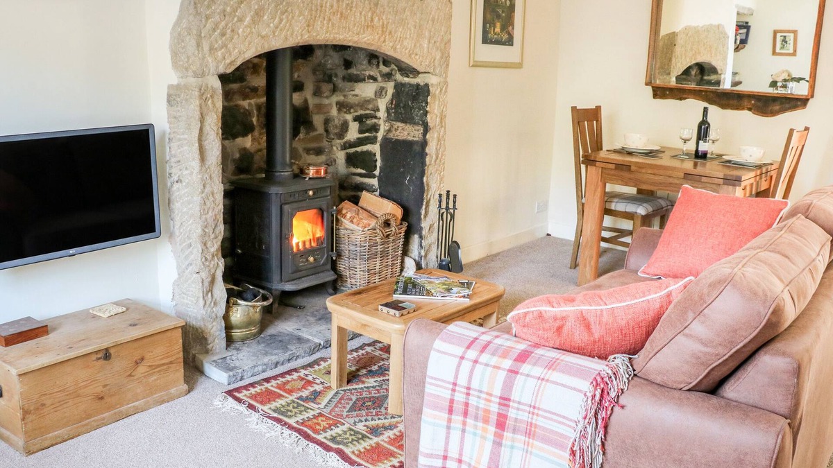 Kildwick Cottage | FOXGLOVE, pet friendly, character holiday cottage in Cross Hills