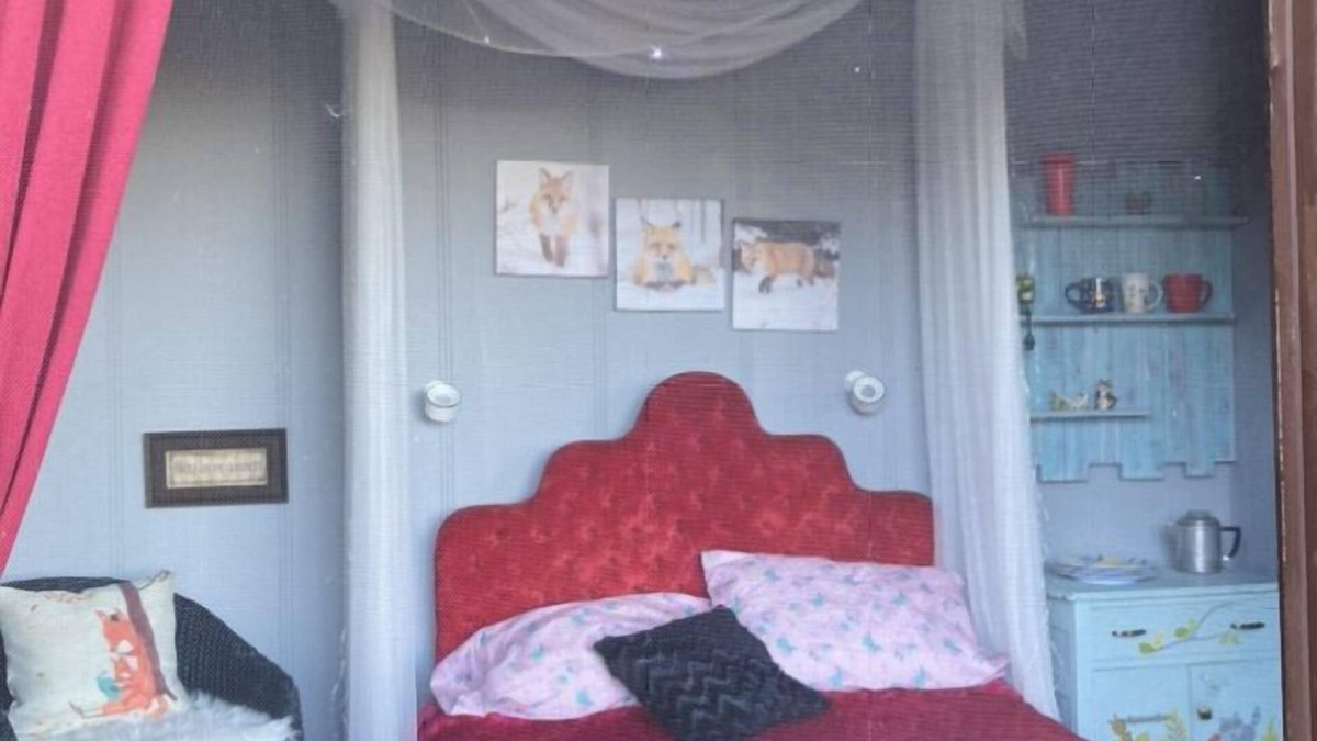 Division No. 11 Ski Chalet | Foxy Den Chalet Cabin - 1 roomnNestled in the valley Pet friendly! Off grid camp