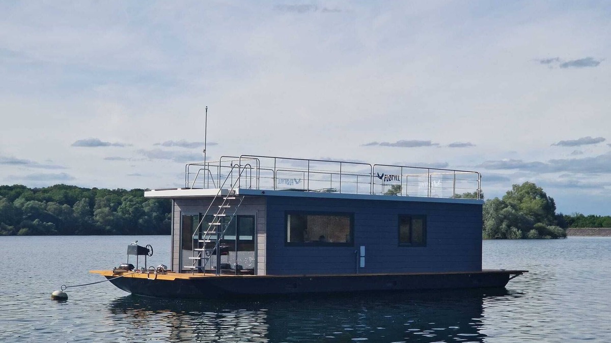 Eclaron-Braucourt-Sainte-Liviere Boat Rental | Panoramic electric boat, sail on the Lac du Der without a license. Nemours