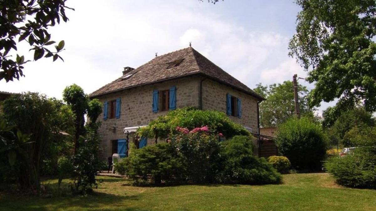 Camps-Saint-Mathurin-Leobazel House | Vacation Home "Les Fourniols" with Private Garden & Shared Indoor Pool