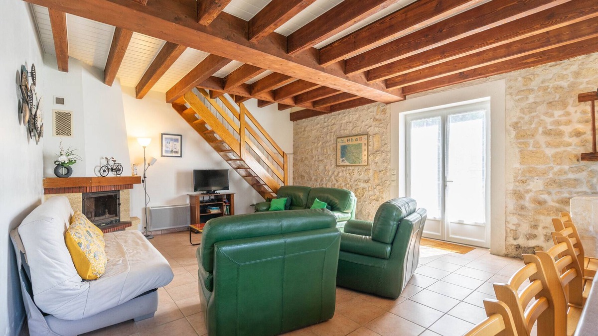 La Gripperie-Saint-Symphorien House | Cottage 'Gite Oléron Piscine Intérieure' with Shared Garden and Wi-Fi