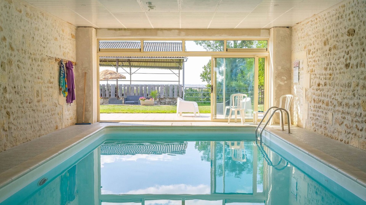 La Gripperie-Saint-Symphorien House | Small House 'Grands Gites 16 Persons' with Private Terrace, Private Garden and Wi-Fi