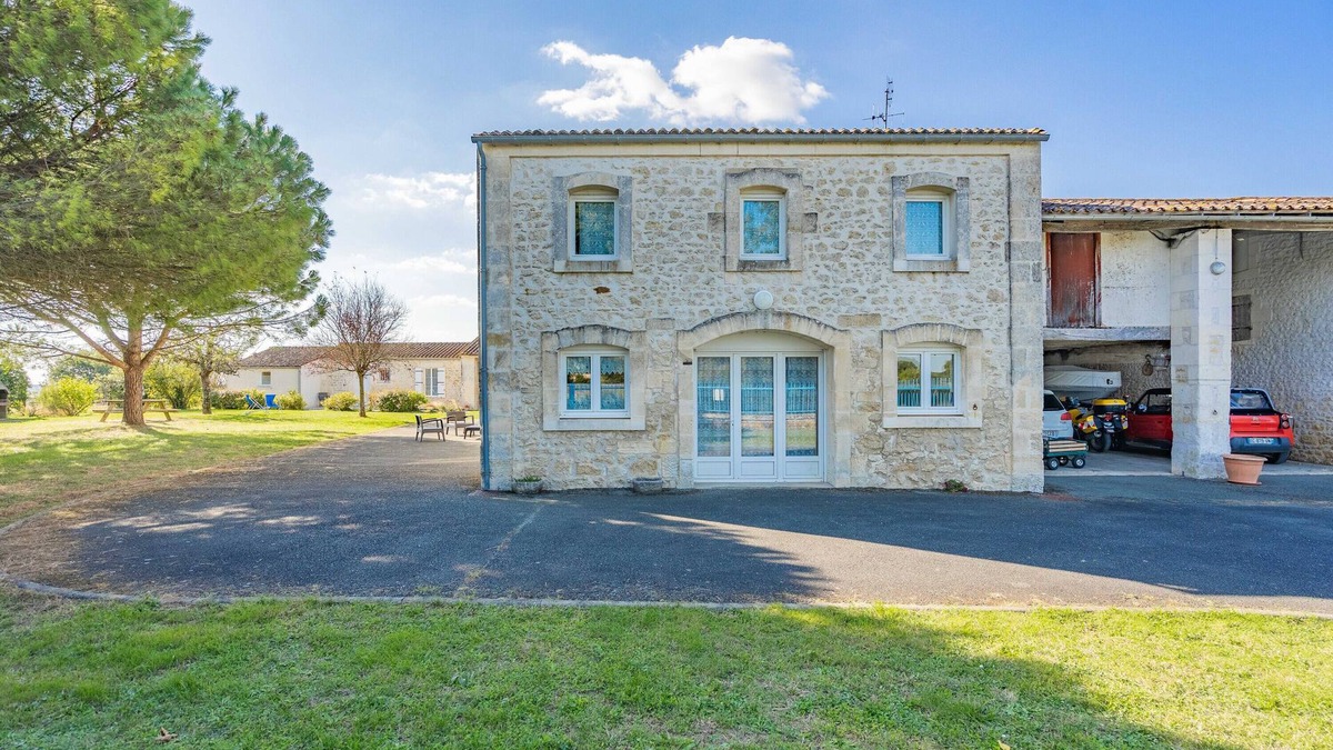 La Gripperie-Saint-Symphorien House | House 'Gite Aix Indoor Pool' with Shared Garden and Wi-Fi