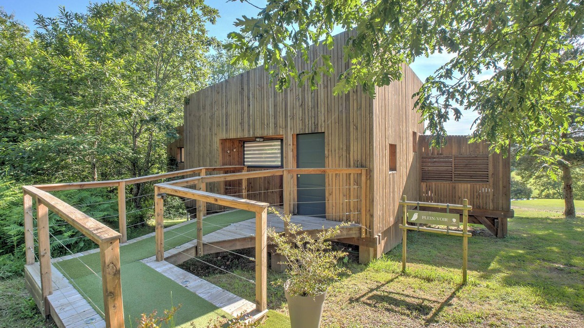 Saint-Felix-de-Reillac-et-Mortemart Cottage | Lodge Grand Air – Private Jacuzzi, Golf View & Premium Nature Retreat