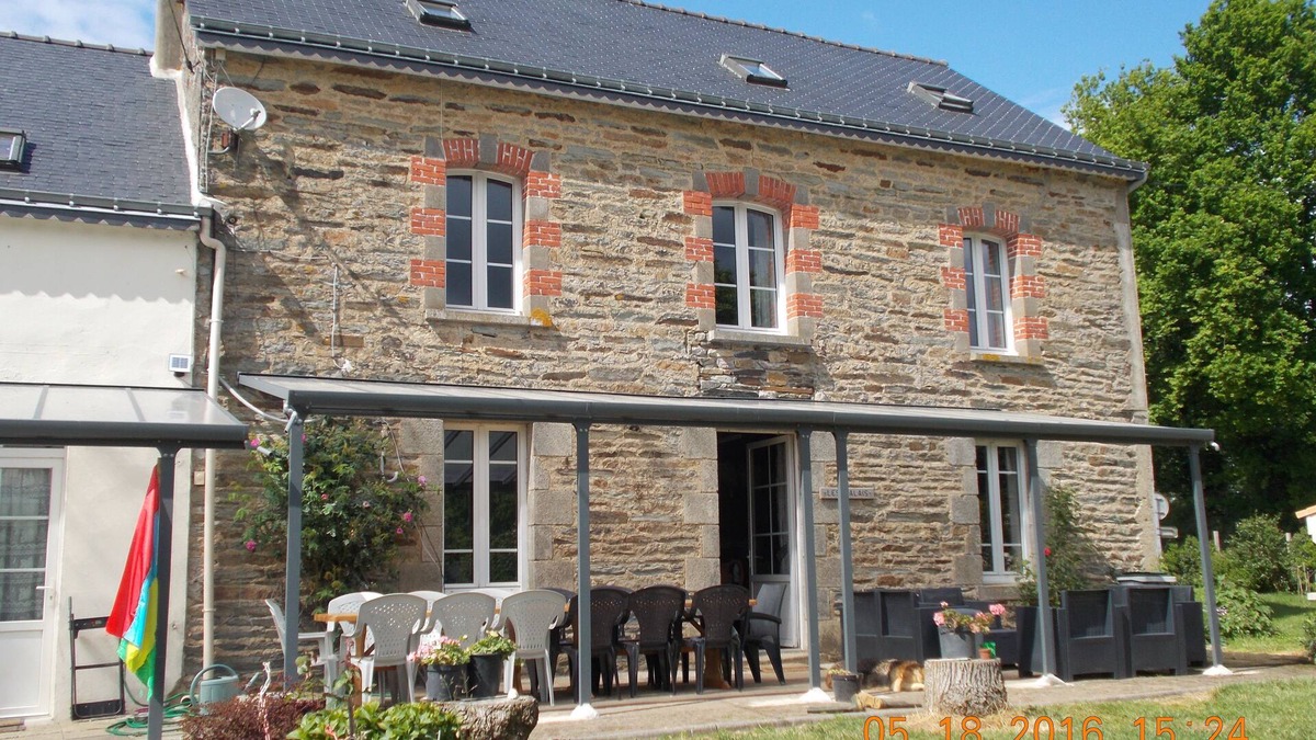 Saint-Malo-des-Trois-Fontaines House | Spacious house with large garden and shaded terrace