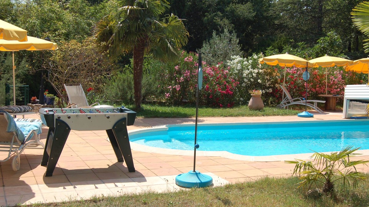 Saint-Maximin-la-Sainte-Baume Apartment | Independent apartment in Provencal country house, shady park, swimming pool, various games