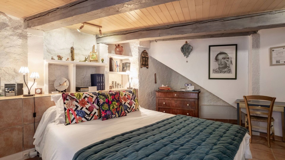 Sainte-Colombe-de-la-Commanderie Bed & Breakfast | Bed and breakfast 'Tourelle Chambre Double Vue Jardin'