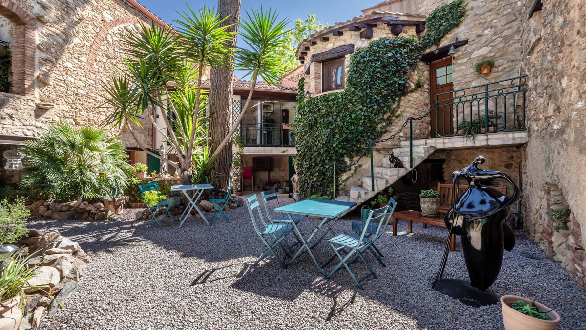 Sainte-Colombe-de-la-Commanderie Bed & Breakfast | Bed and breakfast 'Ormes Chambre Familiale Vue Jardin'