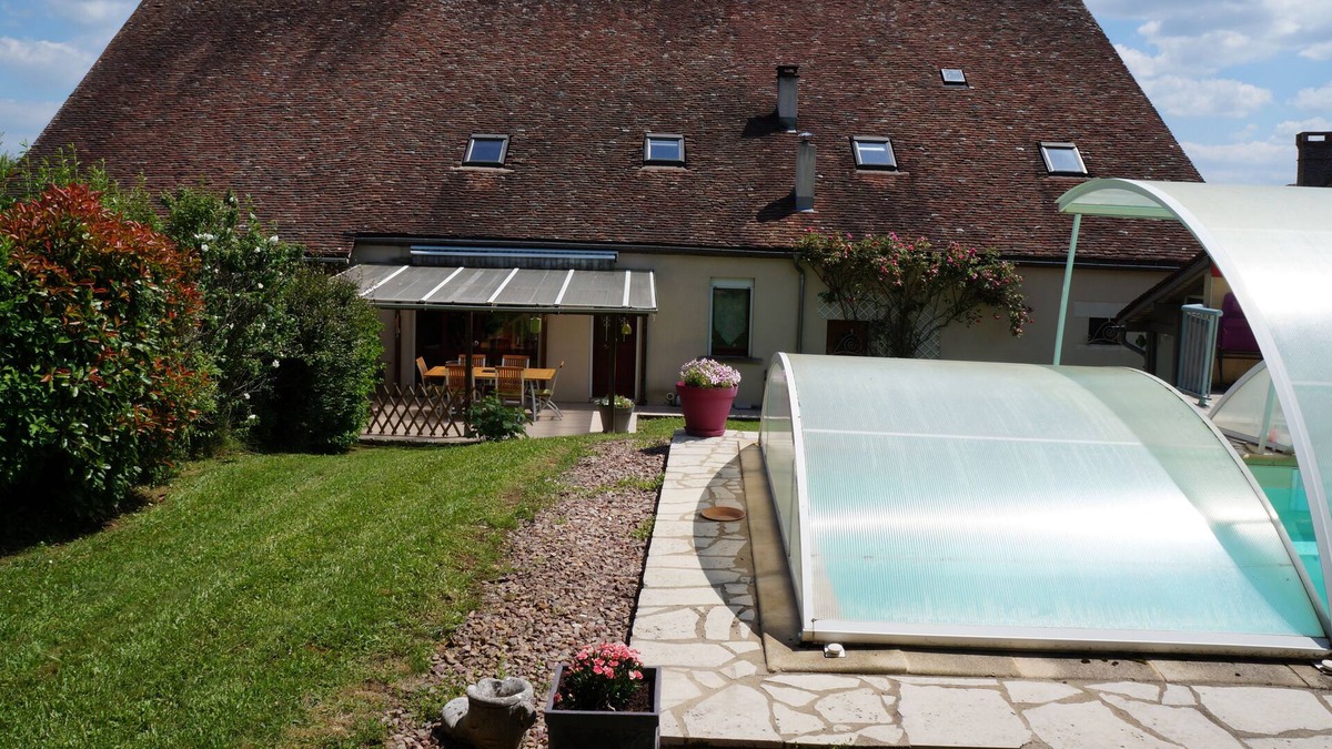 Treigny House | LE BOISSENET 14 PEOPLE QUIET PRIVATE POOL
