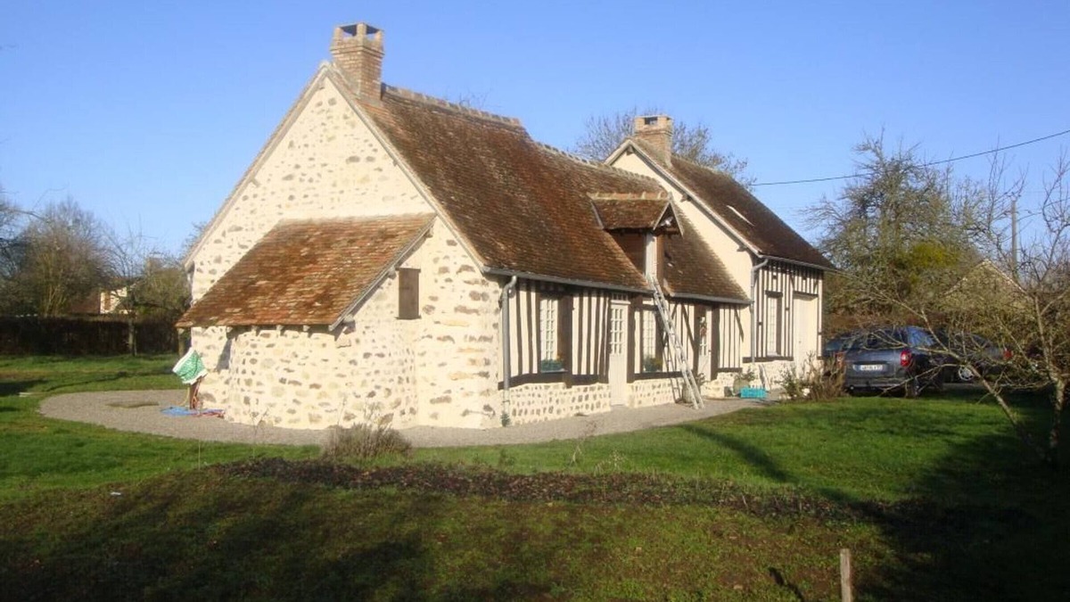Villeneuve-en-Perseigne Cottage | Renovated timber-framed house by the forest