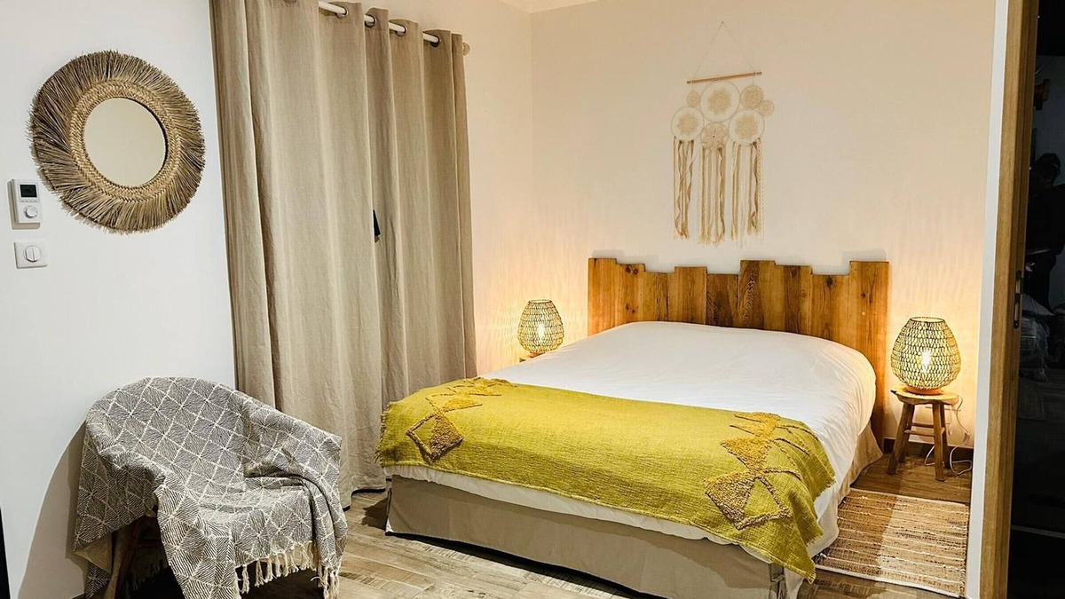 Faverolles Bed & Breakfast | Bohemian room with heated pool and free Wi-Fi
