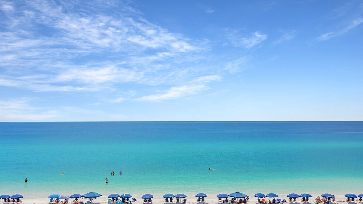 Delos House | Frangista Pearl |Beachfront | Remodeled | Heated Pool l Beach Gear |10 Beds