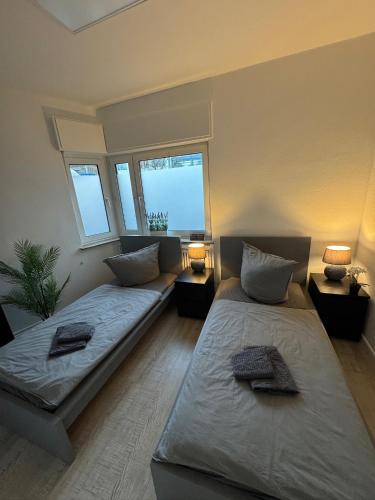 Siegburg Apartment | Frankfurter 21 Haus - 2 WE, 2 Küchen, 2 Bäder, 6 SZ, 19 Betten