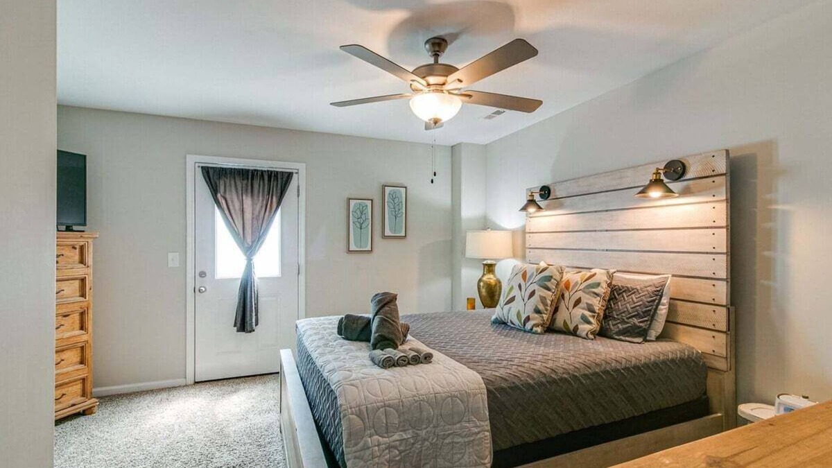 Clarksville House | Franklin Haven by Johnathan (1010 Franklin, #B)