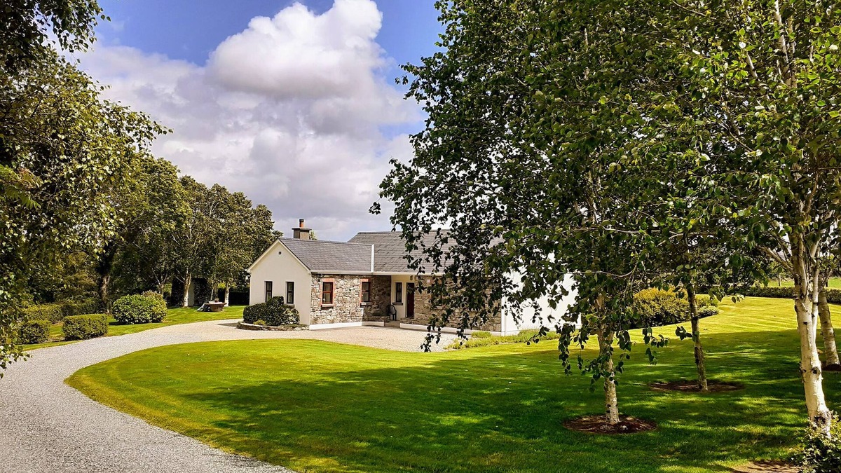 Garrykennedy House | FRAOCH COTTAGE, family friendly in Garrykennedy, County Tipperary