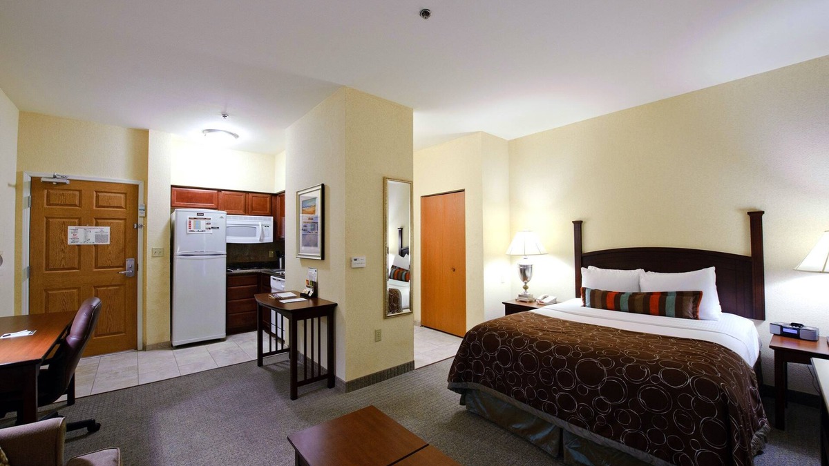 South Side Apartment | Free Breakfast Buffet! Great Location Near Area Beaches!