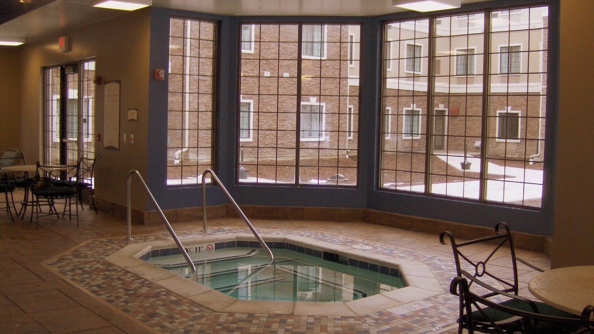 Novi Apartment | Free Breakfast Buffet. Pool, Hot Tub & Gym Access!