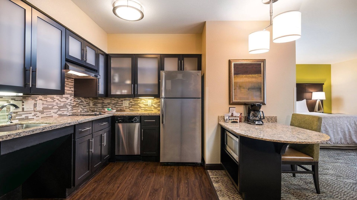 Altoona Apartment | Free Breakfast, Free Wi-Fi, Indoor Pool and Hot Tub | Studio with a Roll-in Shower