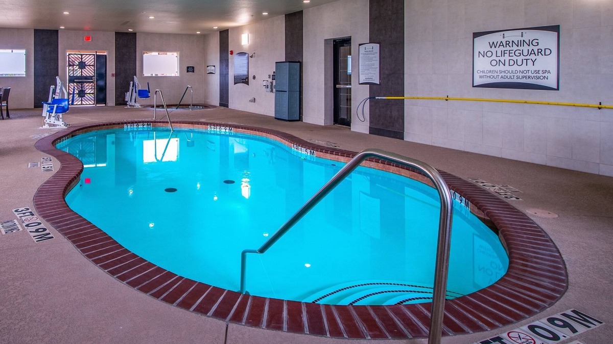 Longview Apartment | Free Breakfast. Indoor Pool & Hot Tub. Only 15 Min from Convention Center.