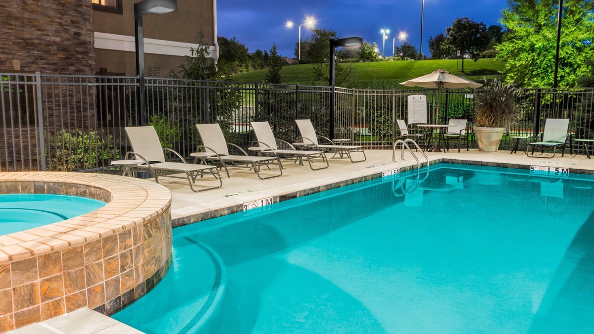 Independence Condo | Free Breakfast. Outdoor Pool. Your Next Vacation!