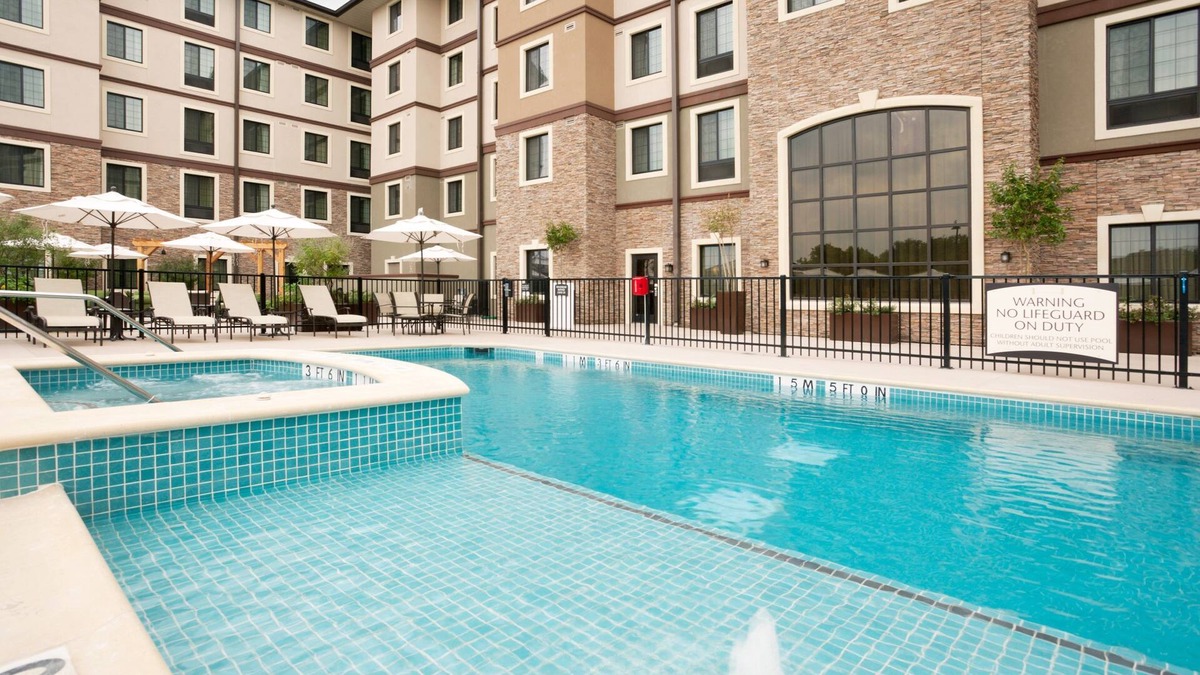 Hollywood Park Condo | Free Breakfast + Outdoor Pool + Hot Tub | Premium Suite Only 15 Minutes from Six Flags!