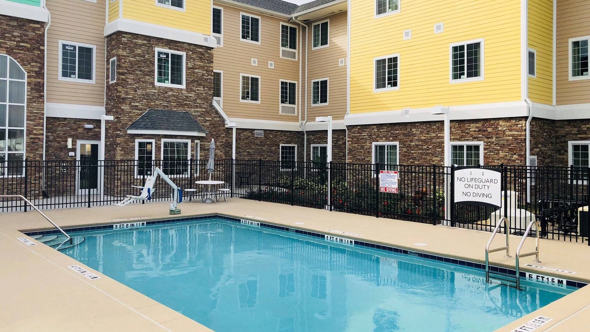 Lakeland Condo | Free Breakfast. Outdoor Pool. Gym. Only 15 Min to Downtown Lakeland.