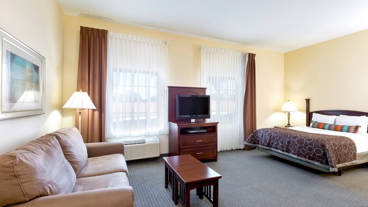 McAllen Apartment | Free Breakfast. Outdoor Pool & Hot Tub. Quick Drive to the University of Texas Rio Grande Valley!