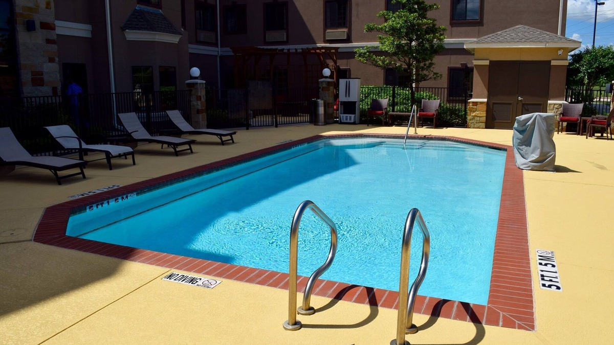 The Fountains Condo | Free Breakfast + Outdoor Pool + 24 Hour Fitness Center