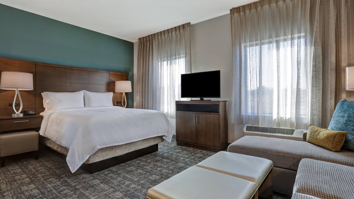Overland Park Apartment | Free Breakfast. Pool. Shared BBQ. Gym. Close to Overland Park Convention Center!
