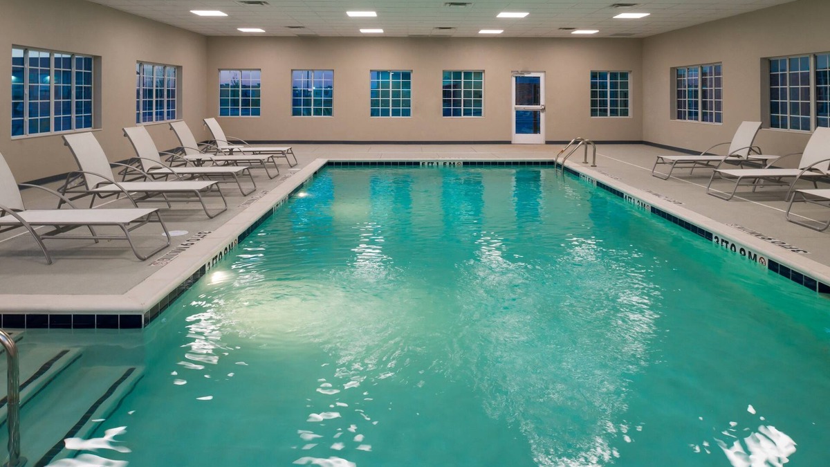 Pecos Condo | Free Breakfast. Pool. Gym. Close to Maxey Park Zoo!