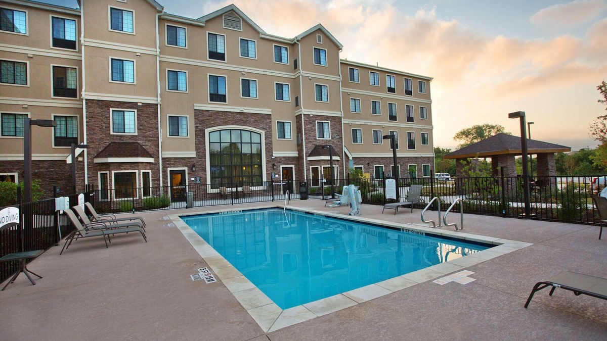 Sweetbriar Apartment | Free Breakfast, Pool, Gym. Studio Near Downtown Austin!