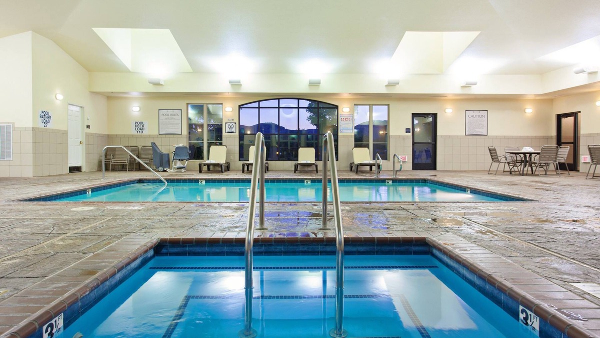 Fairfield Condo | Free Breakfast. Pool & Hot Tub. King Suite at Staybridge!